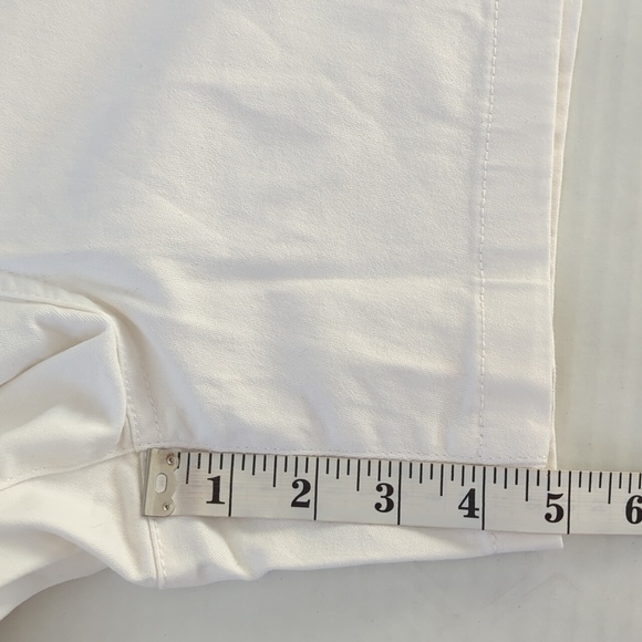 NWT St. John's Bay Mid-Rise Secretly Slender Pocket Shorts 14 White 5" Inseam - Picture 15 of 16
